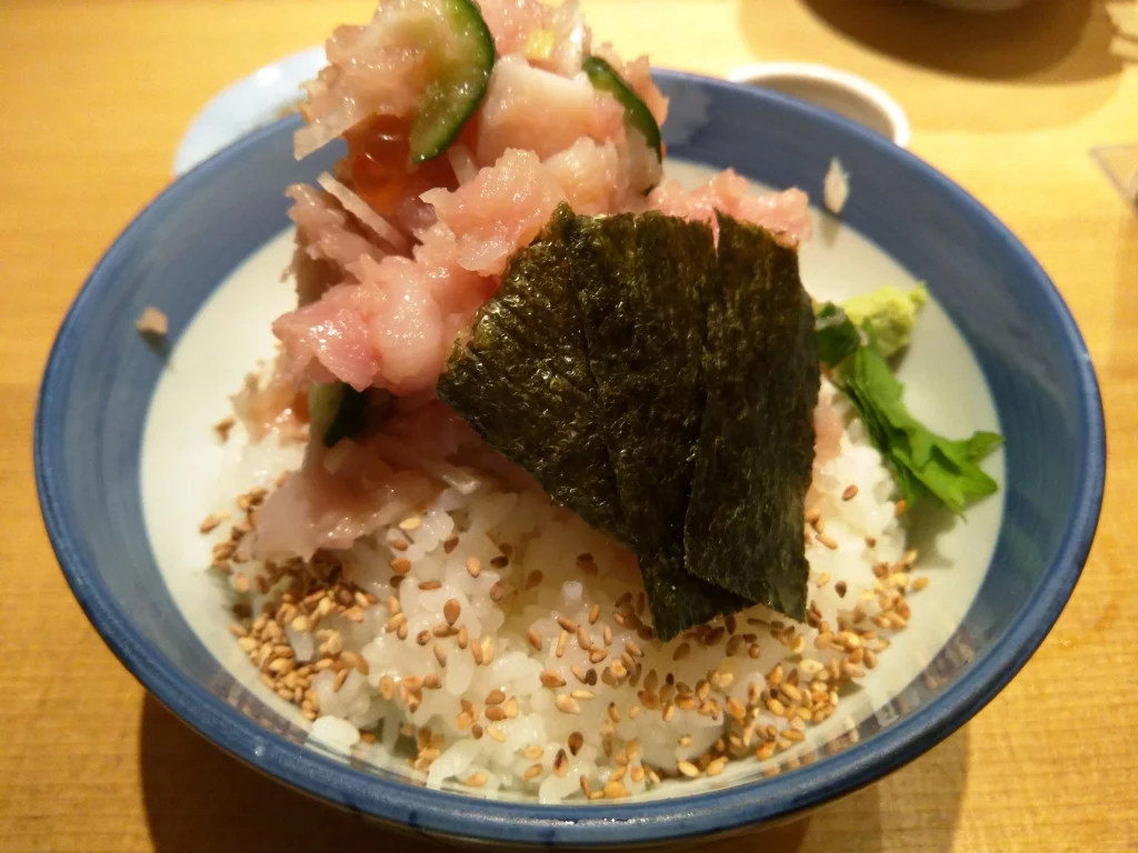 行列ができるコスパの高いぜいたく丼 ～ 日本橋 海鮮丼 つじ半