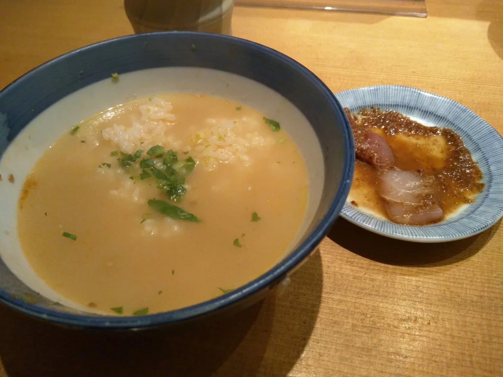 行列ができるコスパの高いぜいたく丼 ～ 日本橋 海鮮丼 つじ半