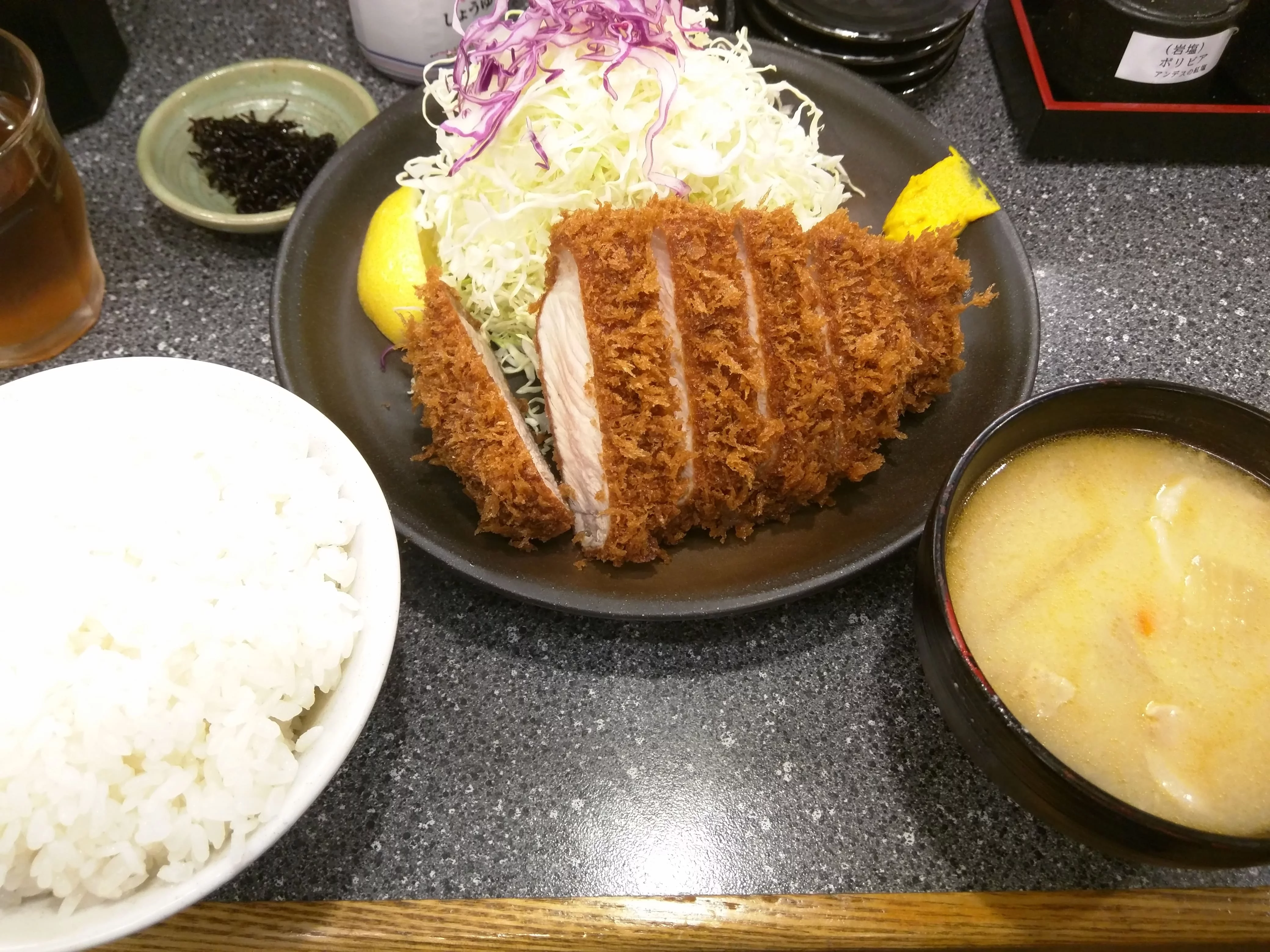 並ばずに食べられる名店クオリティのとんかつ 大門・浜松町 とんかつ大門 檍