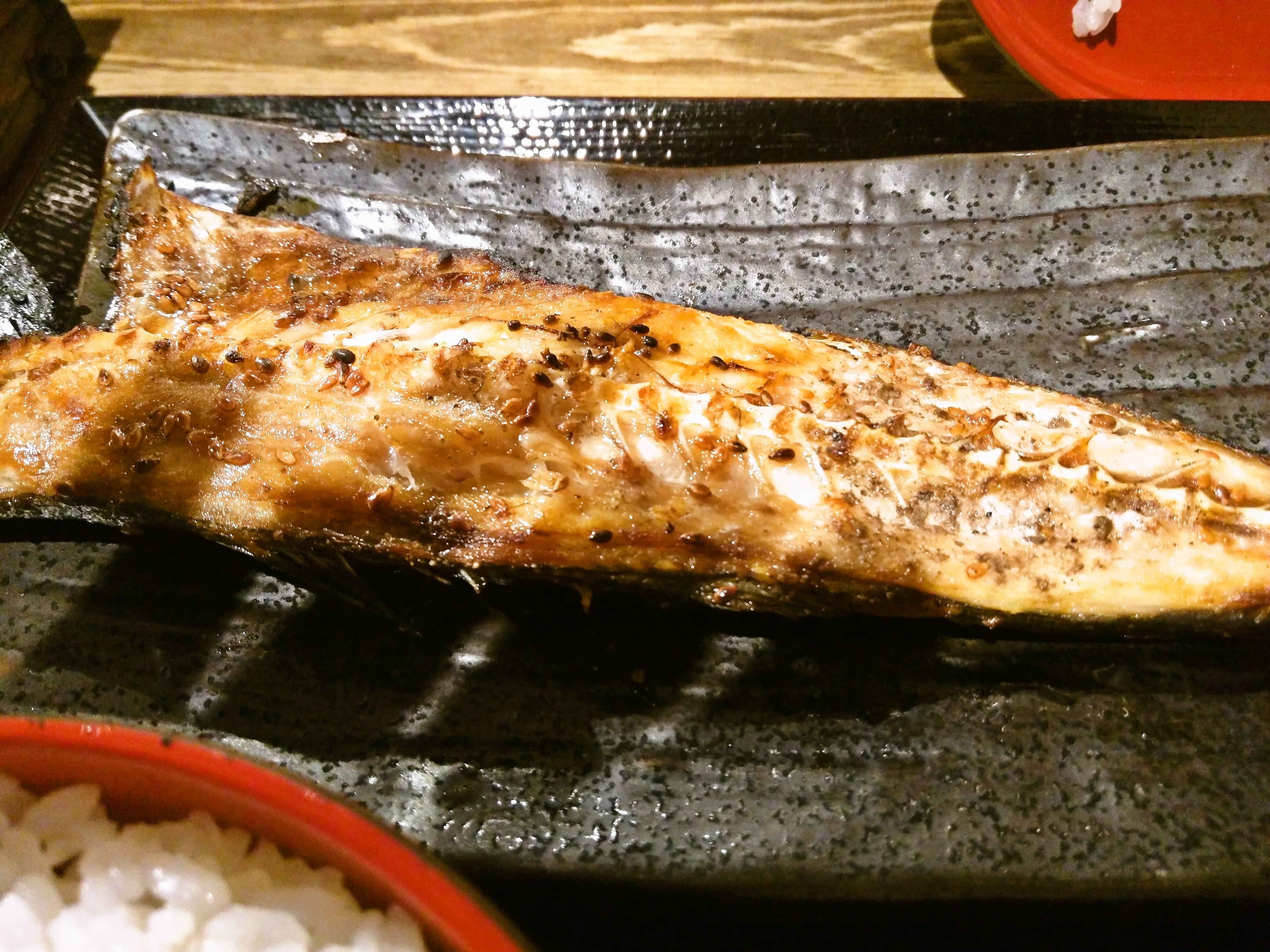 もっと評価されてもいい、安くて美味しい炭火焼き魚定食屋 ～ 田町・三田 しんぱち食堂 田町店